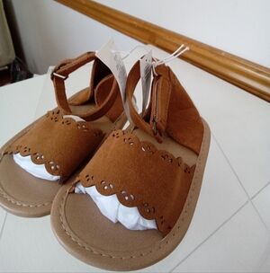 Old Navy Baby Girl Brown Scalloped Sandals NWT Size 6–12M